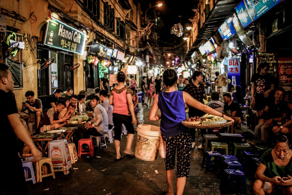 アジアの国の夜のストリートマーケット