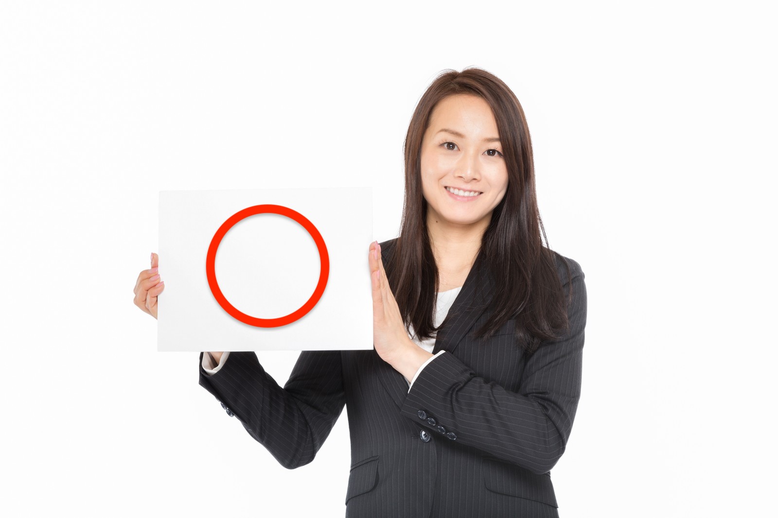 スーツを着た女性が赤い丸を描いたボードを掲げている